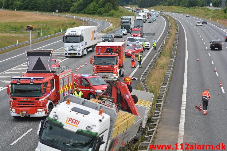 Lastbilen havnede i midterautoværn. Motorvejen E45 i nordgående spor. 14/07-2015. Kl. 19:14.