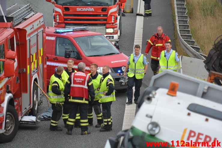 Lastbilen havnede i midterautoværn. Motorvejen E45 i nordgående spor. 14/07-2015. Kl. 19:14.