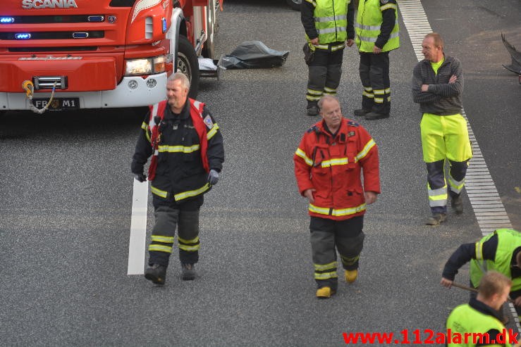 Lastbilen havnede i midterautoværn. Motorvejen E45 i nordgående spor. 14/07-2015. Kl. 19:14.