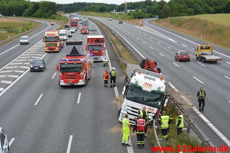 Lastbilen havnede i midterautoværn. Motorvejen E45 i nordgående spor. 14/07-2015. Kl. 19:14.