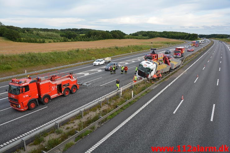 Lastbilen havnede i midterautoværn. Motorvejen E45 i nordgående spor. 14/07-2015. Kl. 19:14.