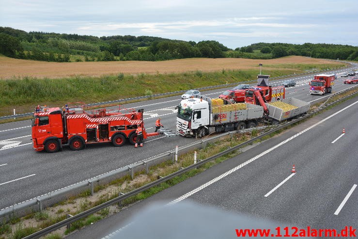 Lastbilen havnede i midterautoværn. Motorvejen E45 i nordgående spor. 14/07-2015. Kl. 19:14.