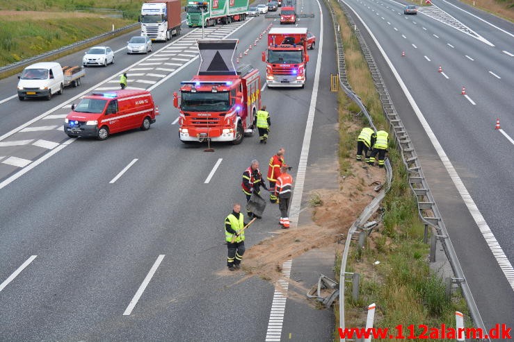 Lastbilen havnede i midterautoværn. Motorvejen E45 i nordgående spor. 14/07-2015. Kl. 19:14.