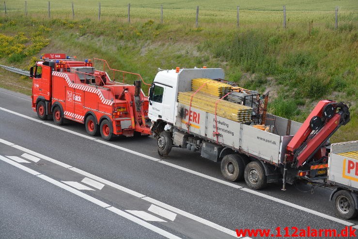 Lastbilen havnede i midterautoværn. Motorvejen E45 i nordgående spor. 14/07-2015. Kl. 19:14.