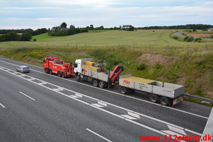 Lastbilen havnede i midterautoværn. Motorvejen E45 i nordgående spor. 14/07-2015. Kl. 19:14.