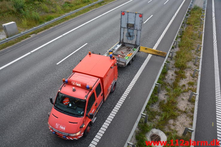 Lastbilen havnede i midterautoværn. Motorvejen E45 i nordgående spor. 14/07-2015. Kl. 19:14.