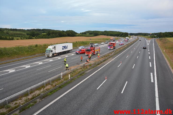 Lastbilen havnede i midterautoværn. Motorvejen E45 i nordgående spor. 14/07-2015. Kl. 19:14.