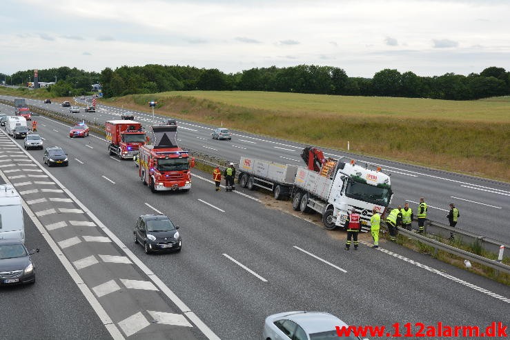 Lastbilen havnede i midterautoværn. Motorvejen E45 i nordgående spor. 14/07-2015. Kl. 19:14.