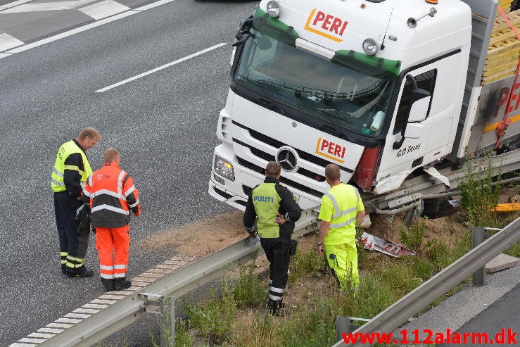 Lastbilen havnede i midterautoværn. Motorvejen E45 i nordgående spor. 14/07-2015. Kl. 19:14.