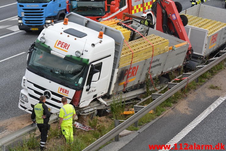 Lastbilen havnede i midterautoværn. Motorvejen E45 i nordgående spor. 14/07-2015. Kl. 19:14.