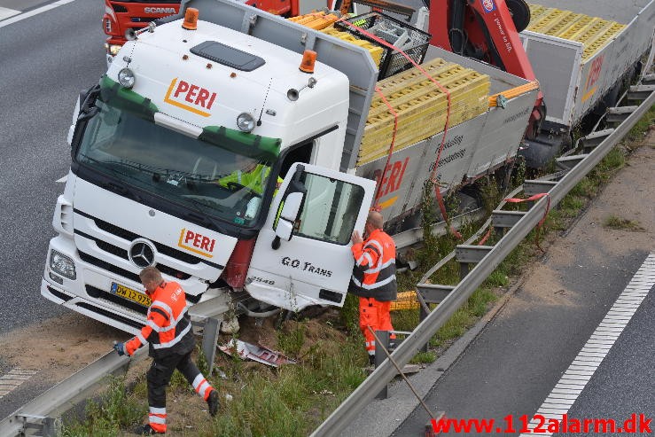 Lastbilen havnede i midterautoværn. Motorvejen E45 i nordgående spor. 14/07-2015. Kl. 19:14.