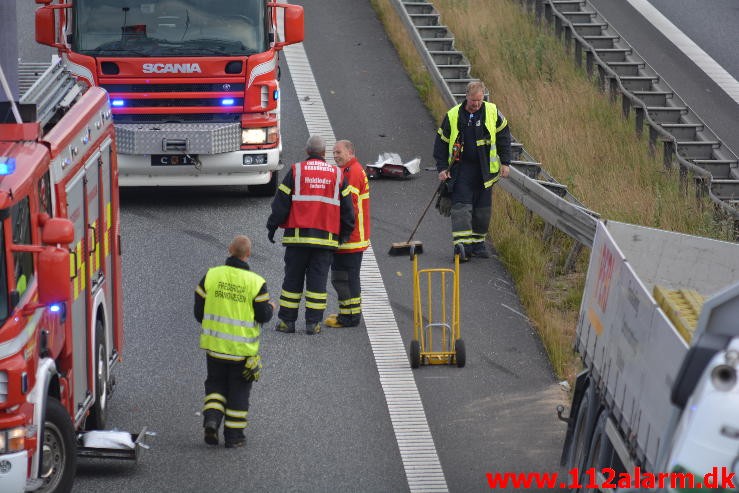 Lastbilen havnede i midterautoværn. Motorvejen E45 i nordgående spor. 14/07-2015. Kl. 19:14.