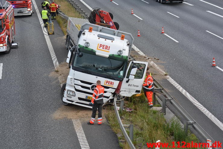 Lastbilen havnede i midterautoværn. Motorvejen E45 i nordgående spor. 14/07-2015. Kl. 19:14.