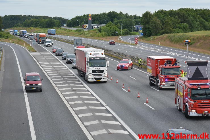 Lastbilen havnede i midterautoværn. Motorvejen E45 i nordgående spor. 14/07-2015. Kl. 19:14.