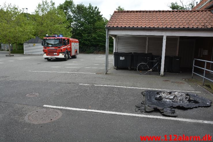 Brand i container. Vissingsgade i Vejle. 19/07-2015. Kl. 11:54.
