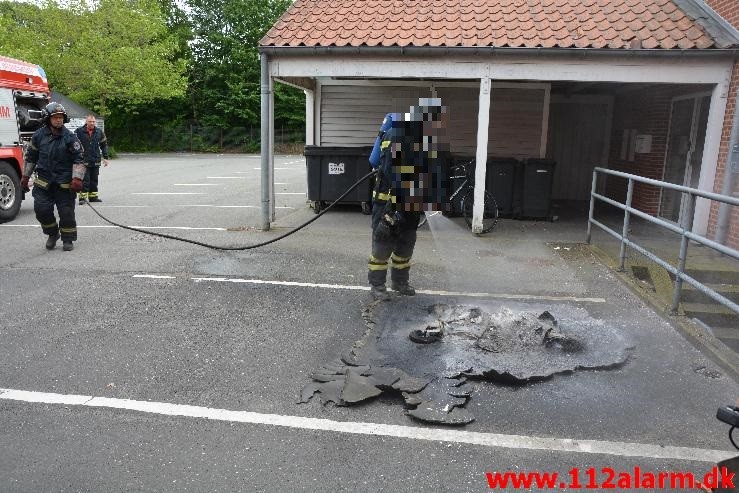 Brand i container. Vissingsgade i Vejle. 19/07-2015. Kl. 11:54.