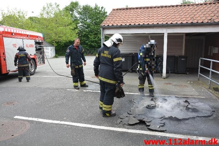 Brand i container. Vissingsgade i Vejle. 19/07-2015. Kl. 11:54.