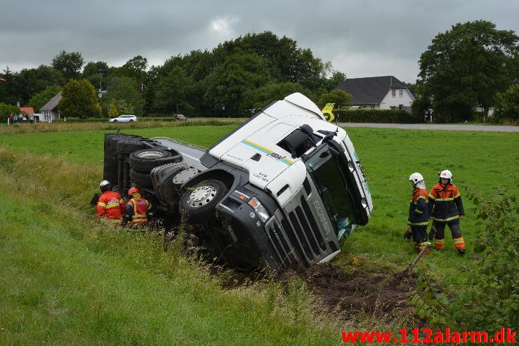 FUH-Fastklemte LASTBIL/BUS. Bredsten Landevej ved Gadbjerg. 30/07-2015. Kl. 17:41.