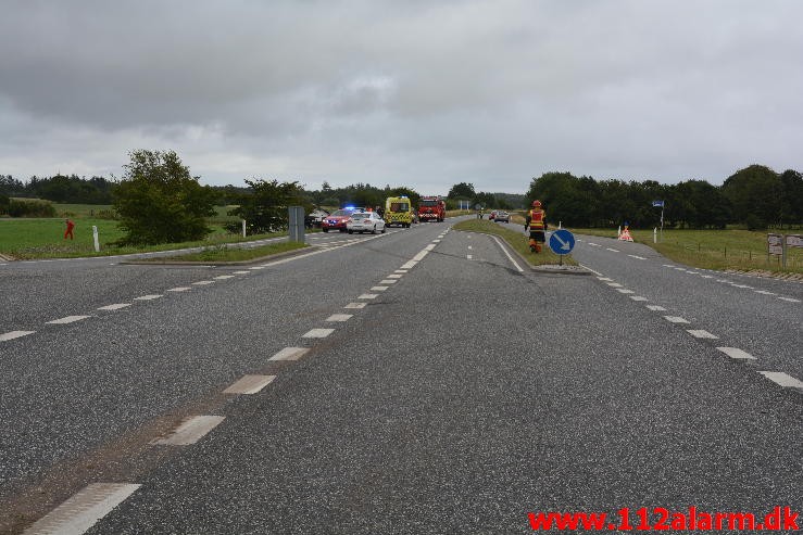 FUH-Fastklemte LASTBIL/BUS. Bredsten Landevej ved Gadbjerg. 30/07-2015. Kl. 17:41.