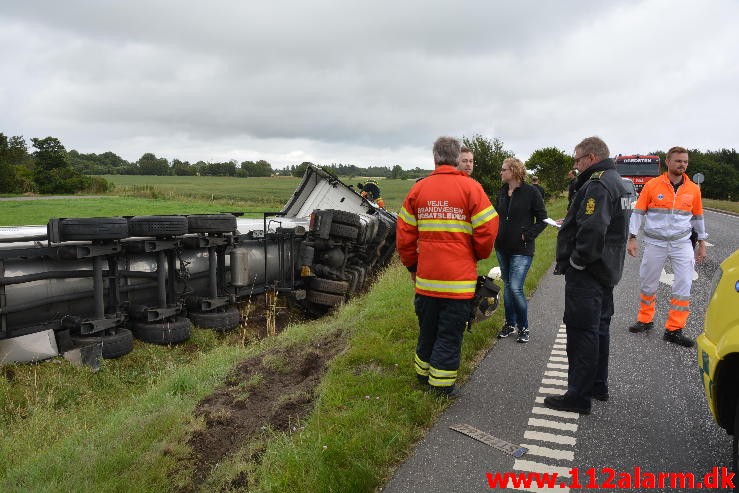 FUH-Fastklemte LASTBIL/BUS. Bredsten Landevej ved Gadbjerg. 30/07-2015. Kl. 17:41.