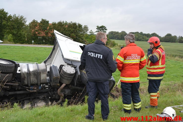 FUH-Fastklemte LASTBIL/BUS. Bredsten Landevej ved Gadbjerg. 30/07-2015. Kl. 17:41.