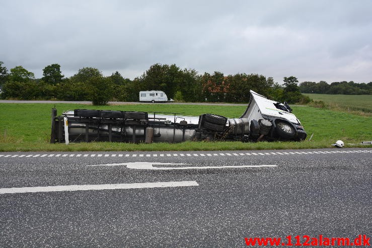 FUH-Fastklemte LASTBIL/BUS. Bredsten Landevej ved Gadbjerg. 30/07-2015. Kl. 17:41.