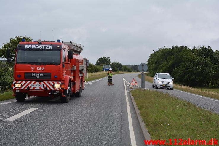 FUH-Fastklemte LASTBIL/BUS. Bredsten Landevej ved Gadbjerg. 30/07-2015. Kl. 17:41.
