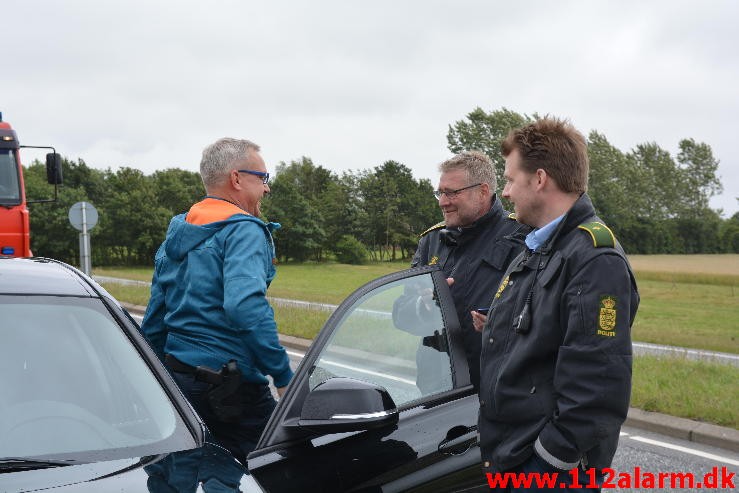 FUH-Fastklemte LASTBIL/BUS. Bredsten Landevej ved Gadbjerg. 30/07-2015. Kl. 17:41.