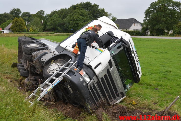 FUH-Fastklemte LASTBIL/BUS. Bredsten Landevej ved Gadbjerg. 30/07-2015. Kl. 17:41.