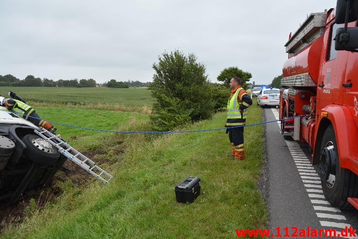 FUH-Fastklemte LASTBIL/BUS. Bredsten Landevej ved Gadbjerg. 30/07-2015. Kl. 17:41.