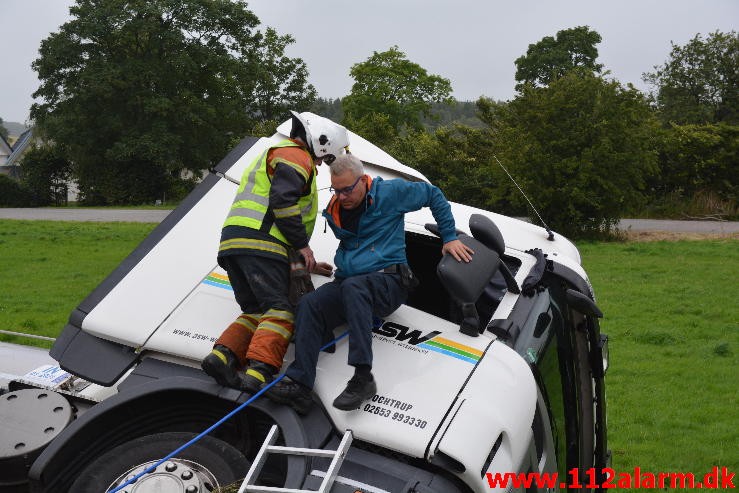 FUH-Fastklemte LASTBIL/BUS. Bredsten Landevej ved Gadbjerg. 30/07-2015. Kl. 17:41.