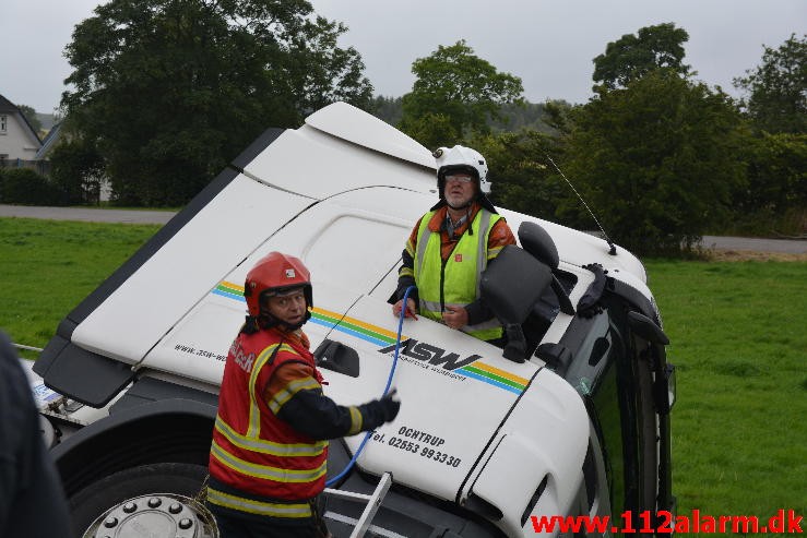 FUH-Fastklemte LASTBIL/BUS. Bredsten Landevej ved Gadbjerg. 30/07-2015. Kl. 17:41.