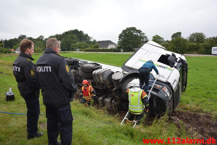 FUH-Fastklemte LASTBIL/BUS. Bredsten Landevej ved Gadbjerg. 30/07-2015. Kl. 17:41.