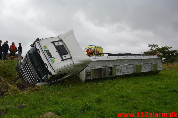 FUH-Fastklemte LASTBIL/BUS. Bredsten Landevej ved Gadbjerg. 30/07-2015. Kl. 17:41.