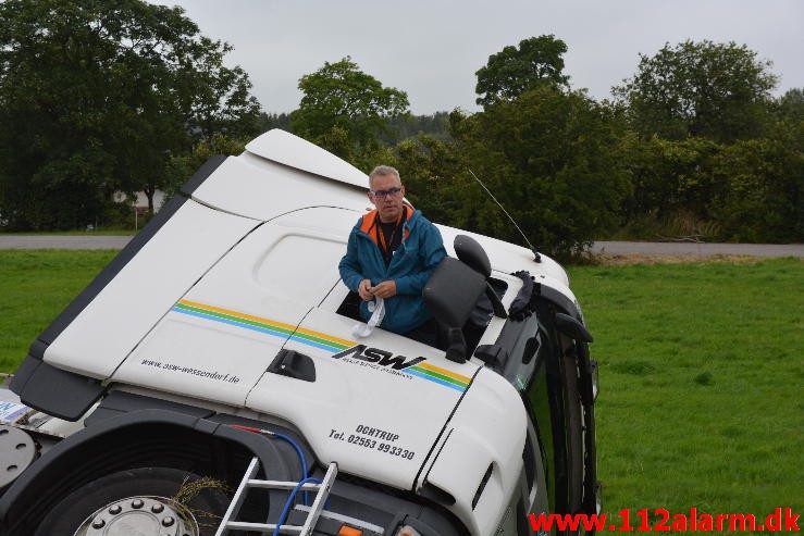 FUH-Fastklemte LASTBIL/BUS. Bredsten Landevej ved Gadbjerg. 30/07-2015. Kl. 17:41.