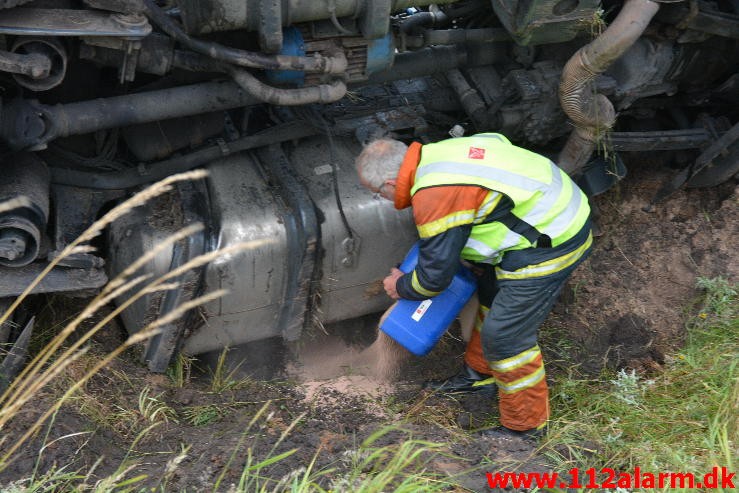 FUH-Fastklemte LASTBIL/BUS. Bredsten Landevej ved Gadbjerg. 30/07-2015. Kl. 17:41.