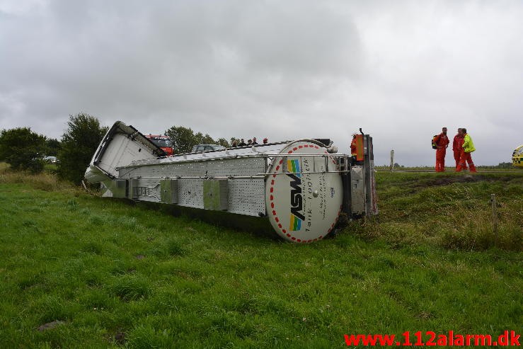 FUH-Fastklemte LASTBIL/BUS. Bredsten Landevej ved Gadbjerg. 30/07-2015. Kl. 17:41.