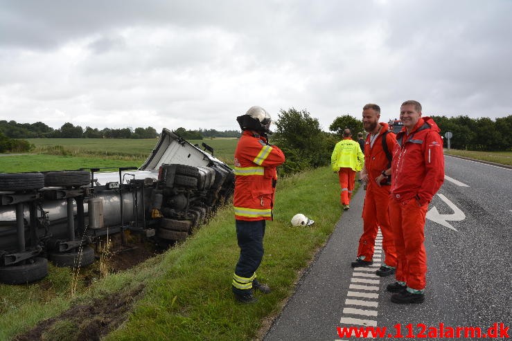 FUH-Fastklemte LASTBIL/BUS. Bredsten Landevej ved Gadbjerg. 30/07-2015. Kl. 17:41.