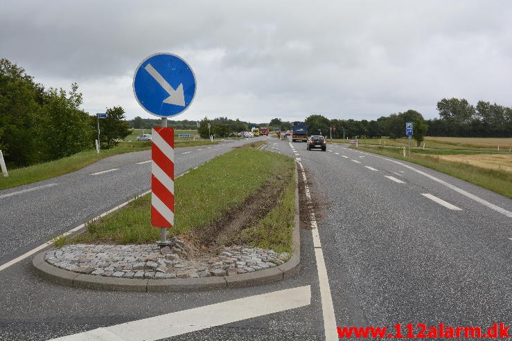 FUH-Fastklemte LASTBIL/BUS. Bredsten Landevej ved Gadbjerg. 30/07-2015. Kl. 17:41.