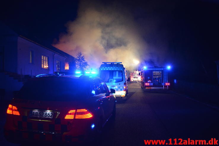 Brand i Villa. Højen Kirkevej i Højen. 07/08-2015. Kl. 2:54.