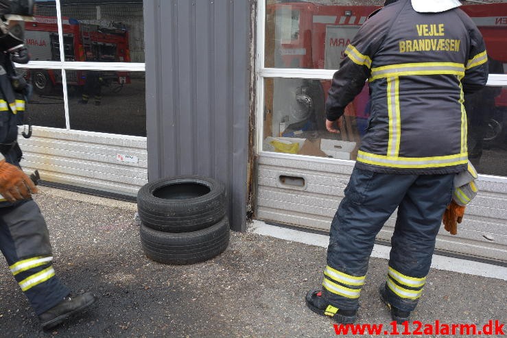 Brand i industri. Frederikshøjvej i Vejle. 07/08-2015. Kl. 10:10.