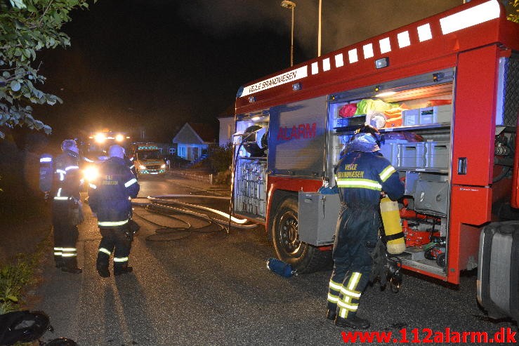 Brand i Villa. Højen Kirkevej i Højen. 07/08-2015. Kl. 2:54.