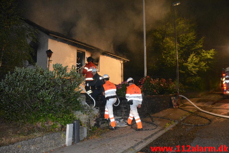 Brand i Villa. Højen Kirkevej i Højen. 07/08-2015. Kl. 2:54.