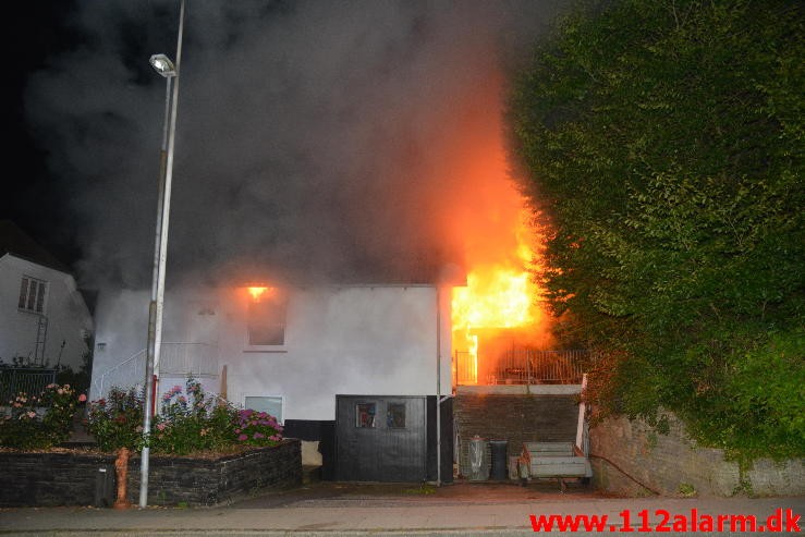 Brand i Villa. Højen Kirkevej i Højen. 07/08-2015. Kl. 2:54.