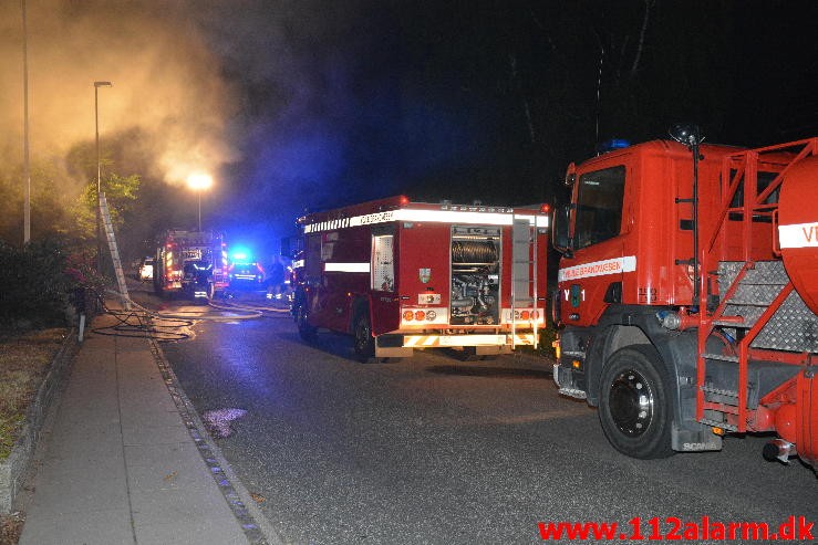 Brand i Villa. Højen Kirkevej i Højen. 07/08-2015. Kl. 2:54.
