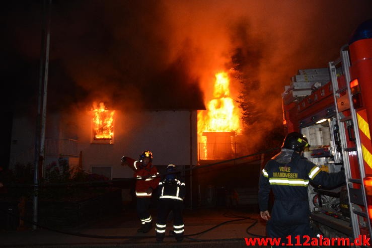 Brand i Villa. Højen Kirkevej i Højen. 07/08-2015. Kl. 2:54.