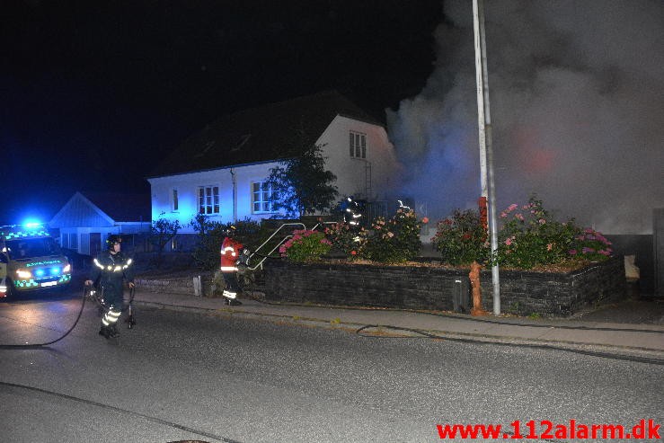 Brand i Villa. Højen Kirkevej i Højen. 07/08-2015. Kl. 2:54.