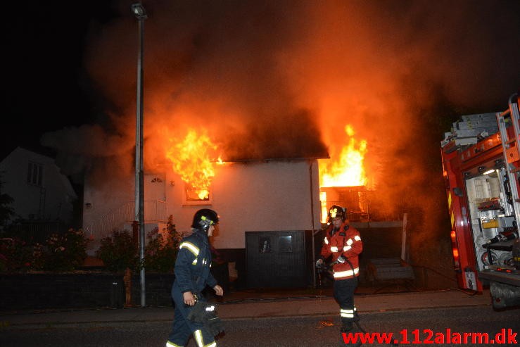 Brand i Villa. Højen Kirkevej i Højen. 07/08-2015. Kl. 2:54.