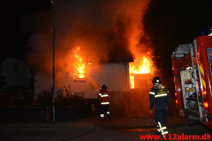 Brand i Villa. Højen Kirkevej i Højen. 07/08-2015. Kl. 2:54.