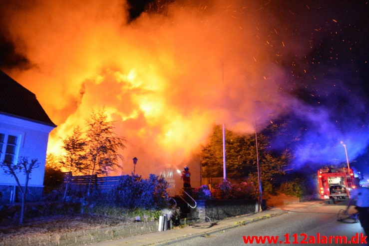 Brand i Villa. Højen Kirkevej i Højen. 07/08-2015. Kl. 2:54.